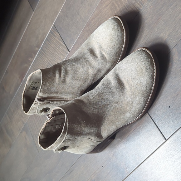 Clark's Women's Camzin Size 6.5 Ankle Boots - Picture 2 of 8